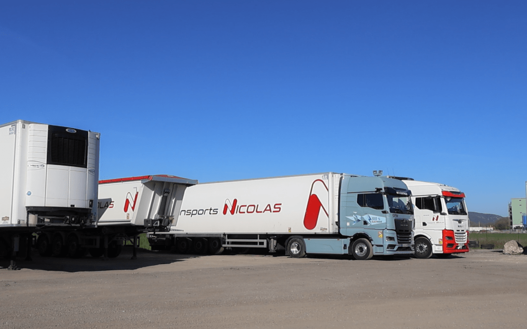 Véhicule industriel camion poids-lourds électrique MAN eTGX (eTruck) bleu clair avec semi remorque frigorifique Transports Nicolas