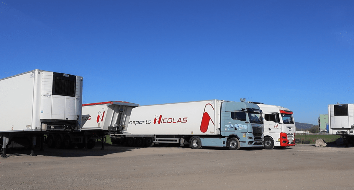 Véhicule industriel camion poids-lourds électrique MAN eTGX (eTruck) bleu clair avec semi remorque frigorifique Transports Nicolas