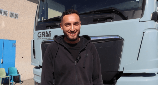 Chauffeur se tenant devant le véhicule industriel poids-lourds MAN eTGX (eTruck)