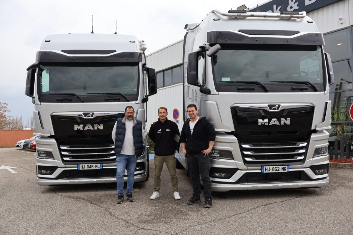 Livraison de deux camions MAN TGX gris équipés du moteur D30 aux Transports Legros sur le site MVI à Entraigues-sur-la-Sorgue, avec notre ProfiDriver et l'équipe du client lors de la mise en main.